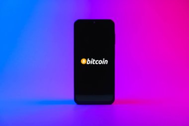 Prag, Çek Cumhuriyeti - 10 21 2024: Bitcoin logosunu gösteren akıllı telefon.