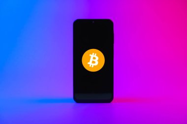 Prag, Çek Cumhuriyeti - 10 21 2024: Bitcoin logosunu gösteren akıllı telefon.