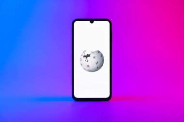 Prag, Çek Cumhuriyeti - 10 21 2024: Wikipedia logosunu gösteren akıllı telefon.