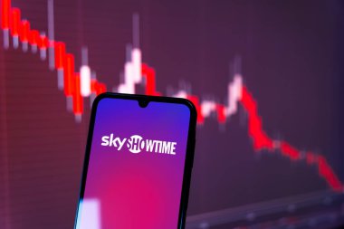 Prag, Çek Cumhuriyeti - 10 21 2024: SkyShowtime logosunu gösteren akıllı telefon.