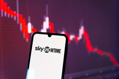 Prag, Çek Cumhuriyeti - 10 21 2024: SkyShowtime logosunu gösteren akıllı telefon.