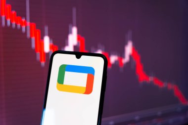 Prag, Çek Cumhuriyeti - 10 21 2024: Google TV logosunu gösteren akıllı telefon.