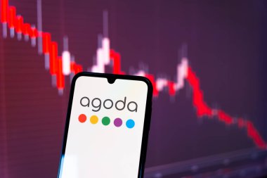 Prag, Çek Cumhuriyeti - 10 21 2024: Agoda logosunu gösteren akıllı telefon.