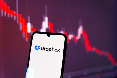 Prag, Çek Cumhuriyeti - 10 21 2024: Dropbox logosunu gösteren akıllı telefon.
