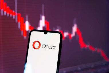 Prag, Çek Cumhuriyeti - 10 21 2024: Opera logosunu gösteren akıllı telefon.