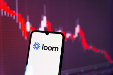 Prag, Çek Cumhuriyeti - 10 21 2024: Loom logosunu gösteren akıllı telefon.