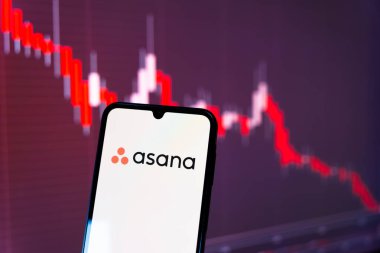 Prag, Çek Cumhuriyeti - 10 21 2024: Asana logosunu gösteren akıllı telefon.
