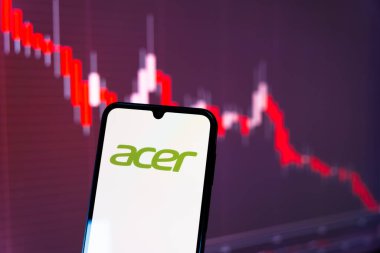 Prag, Çek Cumhuriyeti - 10 21 2024: Yüzeyde Acer logosu gösteren akıllı telefon.