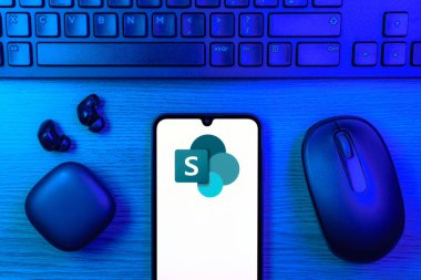 Prag, Çek Cumhuriyeti - 10 21 2024: Microsoft Sharepoint logosunu gösteren akıllı telefon.