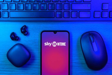 Prag, Çek Cumhuriyeti - 10 21 2024: SkyShowtime logosunu gösteren akıllı telefon.
