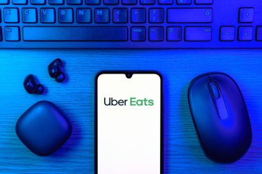 Prag, Çek Cumhuriyeti - 10 21 2024: Uber Eats logosunu gösteren akıllı telefon.