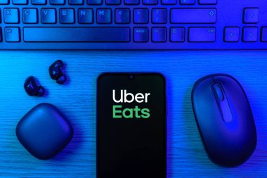Prag, Çek Cumhuriyeti - 10 21 2024: Uber Eats logosunu gösteren akıllı telefon.
