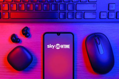 Prag, Çek Cumhuriyeti - 10 21 2024: SkyShowtime logosunu gösteren akıllı telefon.