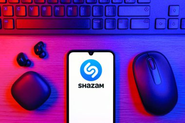 Prag, Çek Cumhuriyeti - 10 21 2024: Shazam logosunu gösteren akıllı telefon.