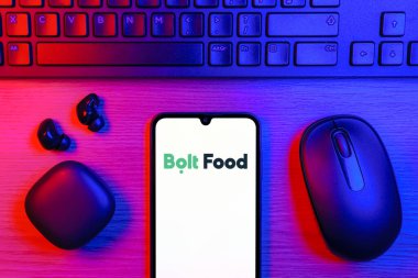 Prag, Çek Cumhuriyeti - 10 21 2024: Bolt Gıda logosunu gösteren akıllı telefon.