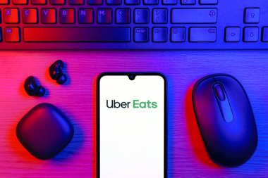 Prag, Çek Cumhuriyeti - 10 21 2024: Uber Eats logosunu gösteren akıllı telefon.