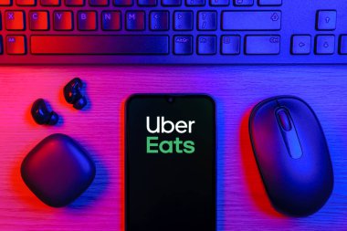 Prag, Çek Cumhuriyeti - 10 21 2024: Uber Eats logosunu gösteren akıllı telefon.