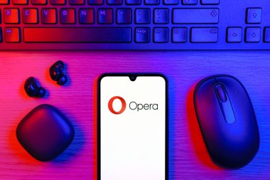 Prag, Çek Cumhuriyeti - 10 21 2024: Opera logosunu gösteren akıllı telefon.