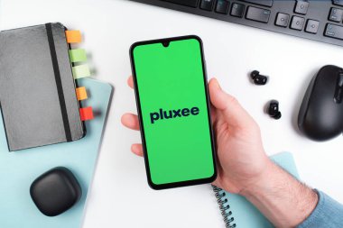 Prag, Çek Cumhuriyeti - 10 21 2024: Yüzeyde Pluke logosu gösteren akıllı telefon.