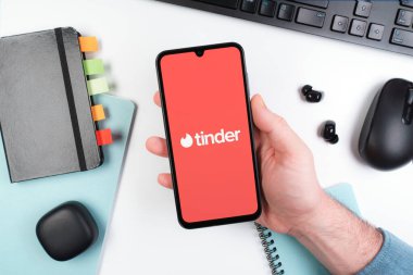 Prag, Çek Cumhuriyeti - 10 21 2024: Tinder logosunu gösteren akıllı telefon.