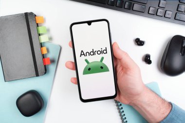 Prag, Çek Cumhuriyeti - 10 21 2024: Android logosunu gösteren akıllı telefon.