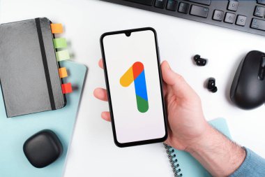 Prag, Çek Cumhuriyeti - 10 21 2024: Google One logosunu gösteren akıllı telefon.