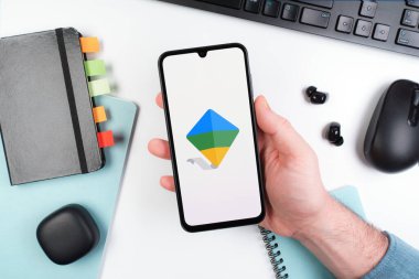 Prag, Çek Cumhuriyeti - 10 21 2024: Google Family Link logosunu gösteren akıllı telefon.
