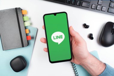 Prag, Çek Cumhuriyeti - 10 21 2024: Yüzeyde Satır logosunu gösteren akıllı telefon.
