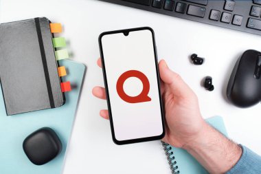 Prag, Çek Cumhuriyeti - 10 21 2024: Quora logosunu gösteren akıllı telefon.