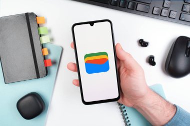 Prag, Çek Cumhuriyeti - 10 21 2024: Google Cüzdan logosunu gösteren akıllı telefon.