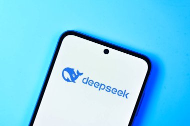 Prag, Çek Cumhuriyeti - 01.12. 2025: Derin Arama logosunu gösteren akıllı telefon.