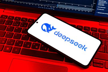Prag, Çek Cumhuriyeti - 12 Ocak 2025: Laptop klavye arka planında DeepSeek logosunu gösteren akıllı telefon.