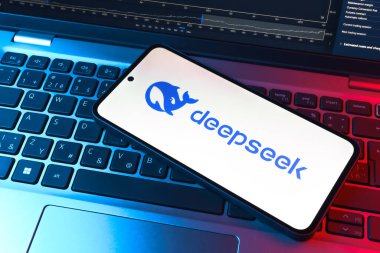 Prag, Çek Cumhuriyeti - 12 Ocak 2025: Laptop klavye arka planında DeepSeek logosunu gösteren akıllı telefon.