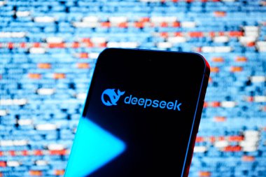Prag, Çek Cumhuriyeti - 12 Ocak 2025: DeepSeek logosunu gösteren kod arkaplanda akıllı telefon.