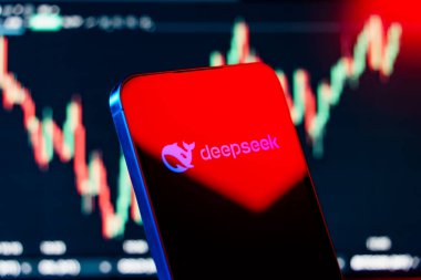 Prag, Çek Cumhuriyeti - 12 Ocak 2025: DeepSeek logosunu gösteren finansal günlüklerdeki akıllı telefon.