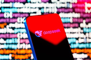 Prag, Çek Cumhuriyeti - 12 Ocak 2025: DeepSeek logosunu gösteren kod arkaplanda akıllı telefon.