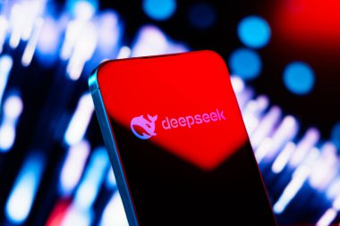 Prag, Çek Cumhuriyeti - 12 Ocak 2025: DeepSeek logosunu gösteren finansal günlüklerdeki akıllı telefon.