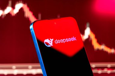 Prag, Çek Cumhuriyeti - 12 Ocak 2025: DeepSeek logosunu gösteren finansal günlüklerdeki akıllı telefon.