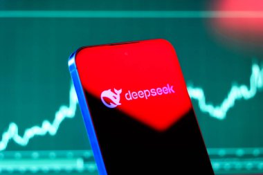 Prag, Çek Cumhuriyeti - 12 Ocak 2025: DeepSeek logosunu gösteren finansal günlüklerdeki akıllı telefon.