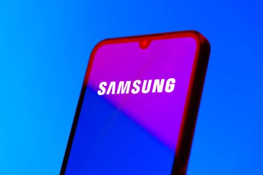 Prag, Çek Cumhuriyeti - 10 21 2024: Samsung logosunu gösteren akıllı telefon