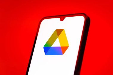 Prag, Çek Cumhuriyeti - 723 2024: Google Drive logosunu gösteren akıllı telefon.