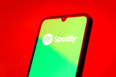 Prag, Çek Cumhuriyeti - 720 2024: Spotify logosunu gösteren akıllı telefon