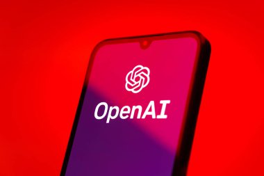 Prag, Çek Cumhuriyeti - 720 2024: OpenAI logosunu gösteren akıllı telefon