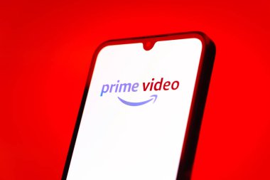 Prag, Çek Cumhuriyeti - 720 2024: Yüzeyde Prime Video logosu gösteren akıllı telefon