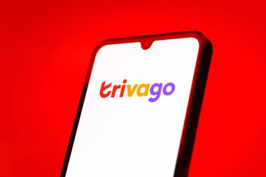 Prag, Çek Cumhuriyeti - 720 2024: Trivago logosunu gösteren akıllı telefon