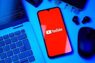 Prag, Çek Cumhuriyeti - 720 2024: Youtube logosunu gösteren akıllı telefon