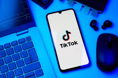 Prag, Çek Cumhuriyeti - 720 2024: TikTok logosunu gösteren akıllı telefon