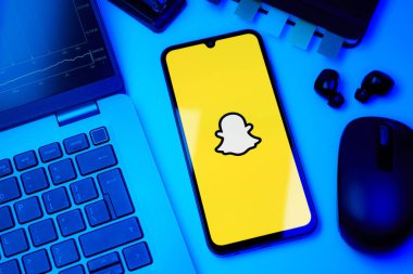 Prag, Çek Cumhuriyeti - 720 2024: Snapchat logosunu gösteren akıllı telefon