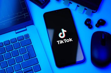 Prag, Çek Cumhuriyeti - 720 2024: TikTok logosunu gösteren akıllı telefon
