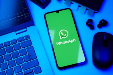 Prag, Çek Cumhuriyeti - 720 2024: Yüzeyde WhatsApp logosunu gösteren akıllı telefon